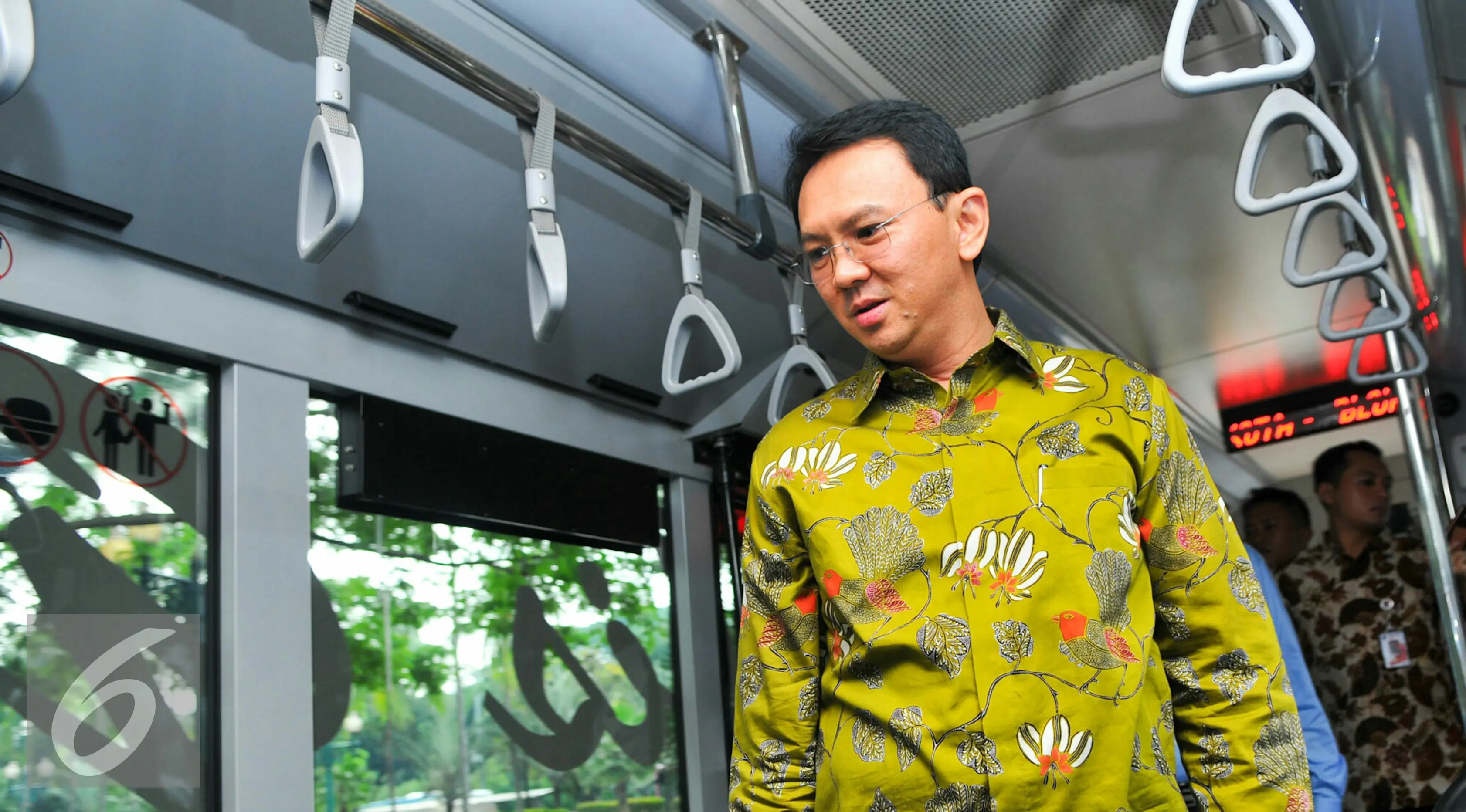 Gubernur DKI Jakarta, Basuki Tjahaja Purnama (Ahok) melihat kondisi bagian dalam bus Transjakarta khusus perempuan, Jakarta, Kamis (21/4). Peluncuran bus khusus wanita bertepatan dengan Hari Kartini. (Liputan6.com/Yoppy Renato) 