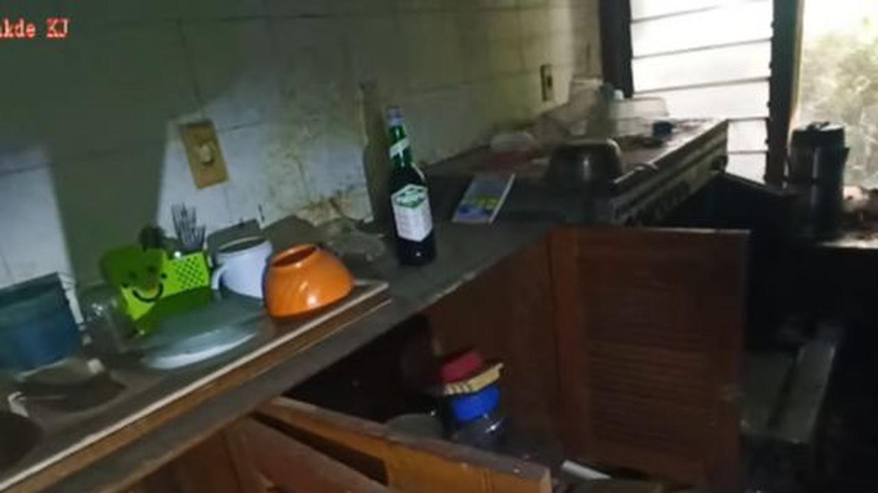 Terlihat saat berada di area dapur dan ruang makan, rumah ini masih meninggalkan perabotannya. Seperti piring, mangkuk, gelas, sendok hingga garpu pun masih ada.<br>