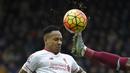 Bek sayap Liverpool, Nathaniel Clyne, mencoba merebut bola dari pemain West Ham pada laga Liga Premier Inggris. Kemenangan itu membuat The Hammers naik ke posisi 5 klasemen sementara. (Reuters/Toby Melville)