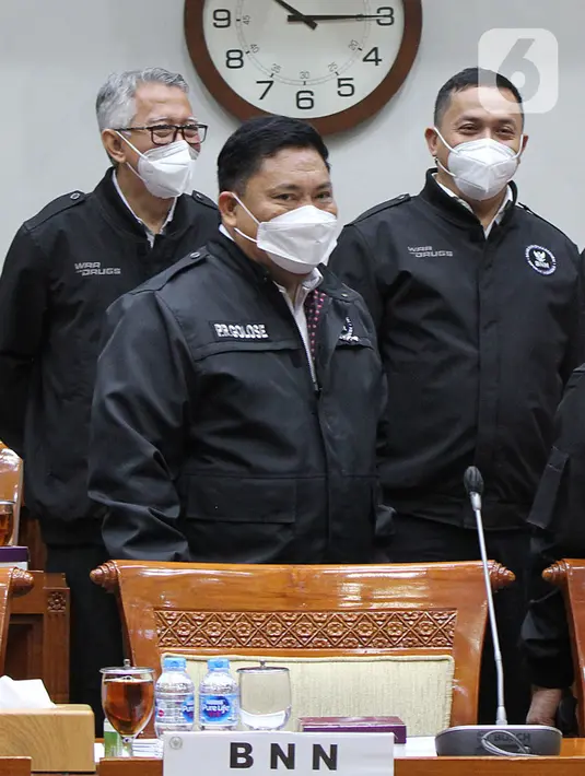 Kepala BNN RI Petrus Reinhard Golose (depan) tiba untuk rapat kerja dengan Komisi III DPR di Kompleks Parlemen, Jakarta, Kamis (20/1/2022). Raker juga membahas rencana kerja BNN tahun 2022, program prioritas dan strategi dalam pencapaian dengan pagu anggaran Rp1,8 triliun (Liputan6 com/Angga Yuniar)
