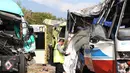 Tim Technical Analysis Accident (TAA) Korlantas Polri mengecek kondisi bus Rukun Sayur di kantor Jasa Marga Palikanci, Jawa Barat, Rabu (15/7/2015). Bus berisi 53 orang dan menewaskan 12 orang dan sisanya luka - luka. (Liputan6.com/Herman Zakharia)