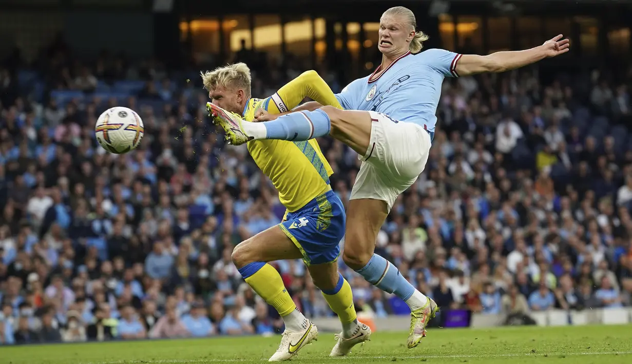 Hattrick Erling Haaland diawali dengan gol pertamanya pada menit ke-12. Sontekan kaki kirinya usai menerima uman Phil Foden yang diawali dari skema tendangan sudut tak mampu diantisipasi kiper Nottingham Forest Dean Henderson. (AP/Dave Thompson)