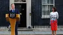 PM Inggris David Cameron didampingi istrinya, Samantha memberi pernyataan di 10 Downing Street, London, Jumat (24/6). David Cameron menyatakan mengundurkan diri usai referendum Brexit yang memastikan Inggris keluar dari Uni Eropa. (REUTERS/Stefan Wermuth)