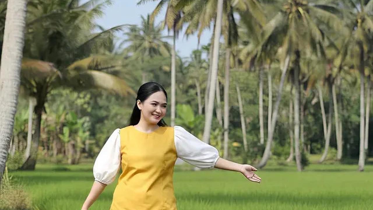 11 Inspirasi Outfit Ibu-Ibu Kampung untuk Semua Kegiatan, Tampil Rapi dan Nyaman