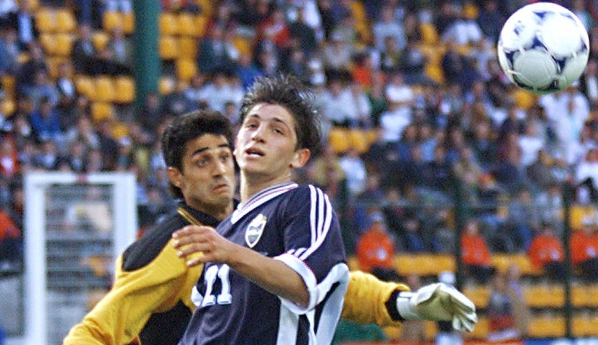 <p>Sinisa Mihajlovic merupakan pesepak bola asal Yugoslavia. Ia mengawali karier sebagai pesepak bola di tim lokal, Brovo pada 1986. Mihajlovic kemudian dipinang klub kasta tertingi di Yugoslavia, Vojvodina (1988-1990) dan Red Star Belgrade (1990/1992). (AFP/Gerard Cerles)</p>