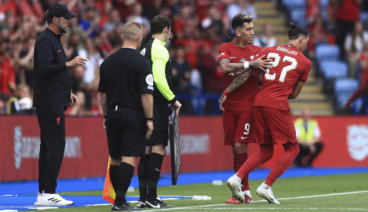 Pemain Liverpool, Darwin Nunez memasuki lapangan usai menggantikan Roberto Firmino saat laga Community Shield 2022/2023 melawan Manchester City di King Power Stadium, Sabtu (30/07/2022). (AP/Leila Coker)