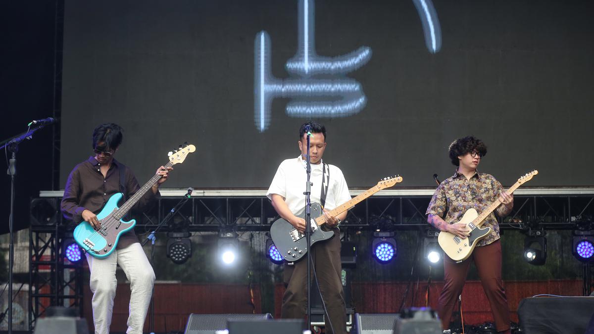 Aksi Penampilan Band Perunggu di Kapanlagi buka Bareng BRI Festival 2025 di Sambut Meriah