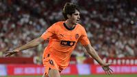 Pemain Valencia Javi Guerra melakukan selebrasi usai mencetak gol ke gawang Sevilla pada pertandingan sepak bola Liga Spanyol di Stadion Ramon Sanchez Pizjuan, Seville, Spanyol, Jumat (11/8/2023). Valencia sukses mempermalukan Sevilla dengan skor 2-1. (CRISTINA QUICLER/AFP)