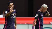Luis Suarez  merayakan golnya bersama Neymar saat melawan Sporting Gijon pada lanjutan La Liga Spanyol di Stadion El Molinon, Gijon, Sabtu (24/9/2016) WIB. (REUTERS/Eloy Alonso)