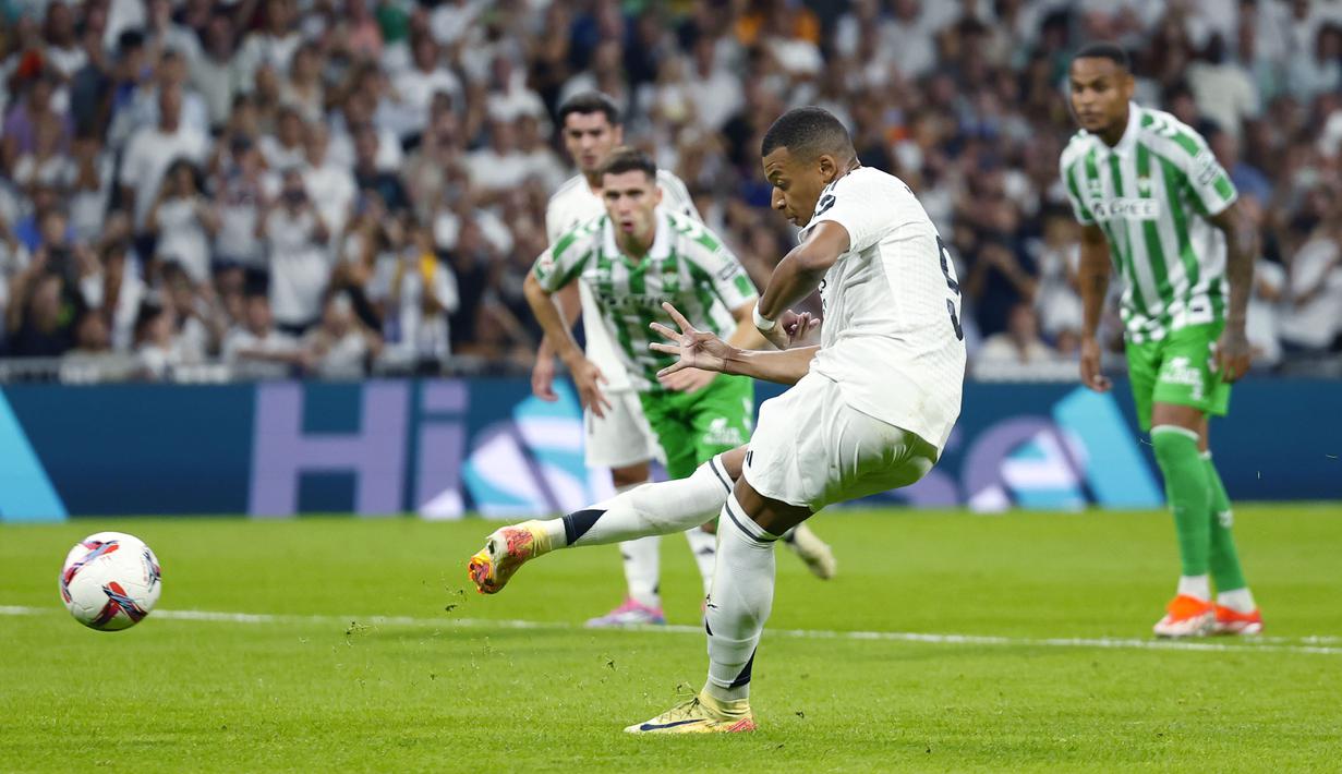 Pemain Real Madrid, Kylian Mbappe mencetak gol melalui tendangan penalti saat laga lanjutan Liga Spanyol 2024/2025 melawan Real Betis di Santiago Bernabeu, Madrid, Spanyol, Senin (02/09/2024) WIB. (AP Photo/Pablo Garcia)