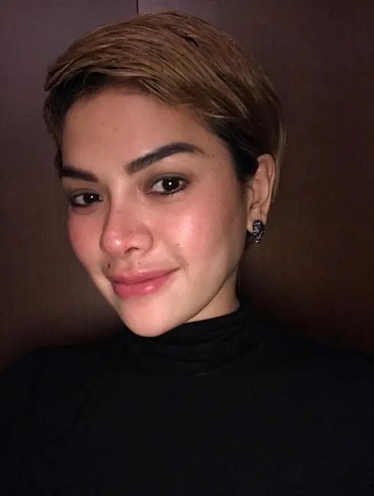 "Niki prihatin sekali, kenapa ya artis-artis ini imannya kurang. Kenapa gampang sekali terpengaruh," ujar Nikita Mirzani, Senin (19/2/2018). (Instagram/nikitamirzanimawardi_17)