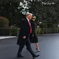 Donald Trump dan Melania Trump meninggalkan Gedung Putih di Washington, DC, pada 20 Januari 2021. Presiden Trump melakukan perjalanan ke kediaman klub golf Mar-a-Lago di Palm Beach, Florida. (MANDEL NGAN / AFP)