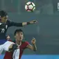 Gelandang Timnas Indonesia, Bayu Pradana berebut bola dengan pemain Kamboja, Chan Vathanaka pada laga persahabatan di Stadion Patriot Candrabhaga, Bekasi, Rabu (4/10). Timnas Indonesia menang 3-1 atas Kamboja. (Liputan6.com/Helmi Fithriansyah)