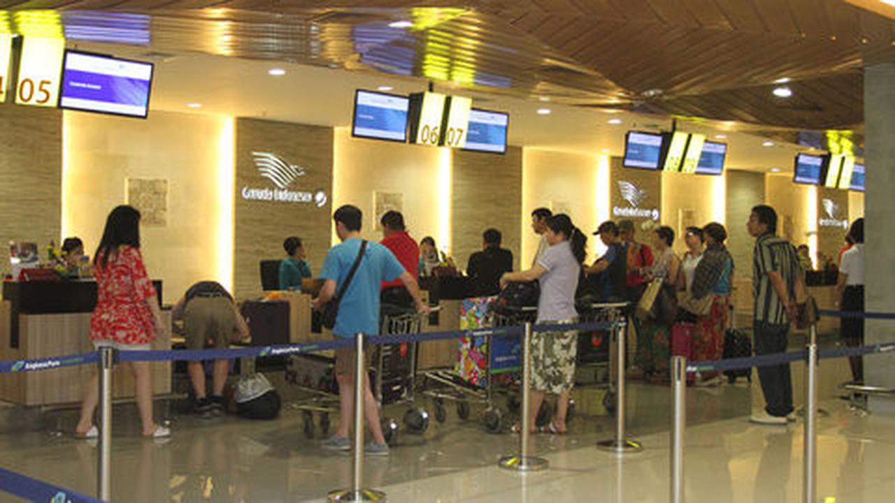 Batal terbang, pemudik menangis saat Salat Id di Bandara Ngurah Rai