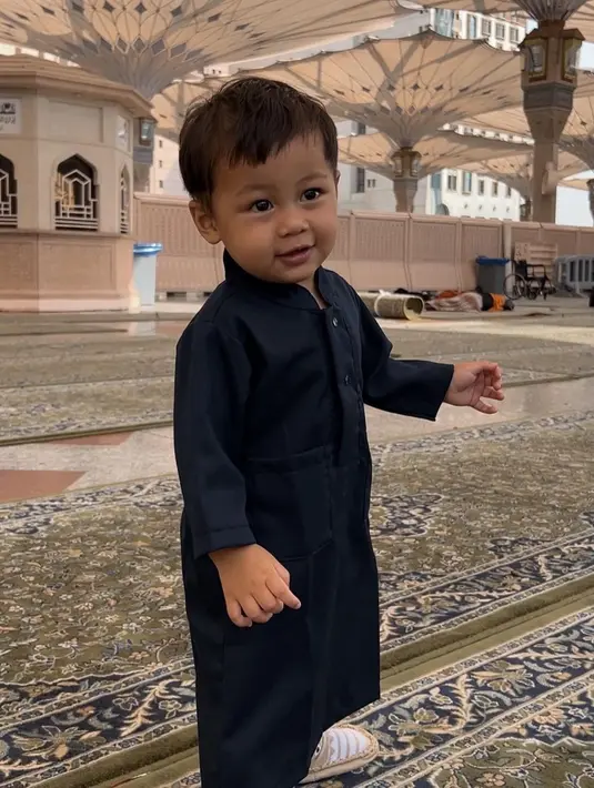 Potret sang anak bungsu, Kenzo Eldrago Wong saat berada di Masjid Nabawi. (Foto: Instagram/ paula_verhoeven)