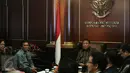 Ketua MK Arief Hidayat (kanan) menerima audiensi komisioner dan jajaran Bawaslu di Gedung Mahkamah Kontitusi, Jakarta, Selasa (31/1). Audensi tersebut terkait dengan persiapan Pilkada Serentak 2017. (Liputan6.com/Faizal Fanani)