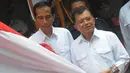 Pasangan Capres-Cawapres, Jokowi dan JK memegang bendera merah putih saat deklarasi di Gedung Joang 45, Jalan Menteng Raya 31, Jakarta Pusat, Senin (19/05/2014) (Liputan6.com/Herman Zakharia).