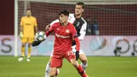 Gelandang Leverkusen, Kai Havertz, berebut bola dengan bek Juventus, Daniele Rugani, dalam laga Grup D Liga Champions di Leverkusen, Jerman pada 11 Desember 2019. Bayer Leverkusen kalah 0-2 atas Juventus. (AFP/Inas Fassbender)