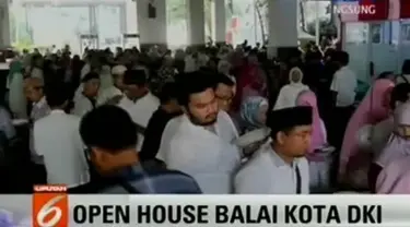 Antusias warga Jakarta datangi Balaikota DKI Jakarta pada Minggu pagi.