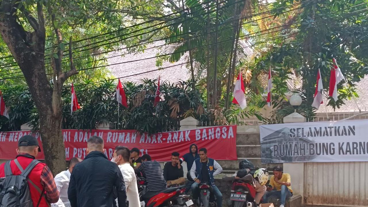 "Albert tahu Mas Guruh butuh biaya, ada satu proyek, Mas Guruh butuh biaya, ya sudah dikenali Suwantara ini," jelasnya.