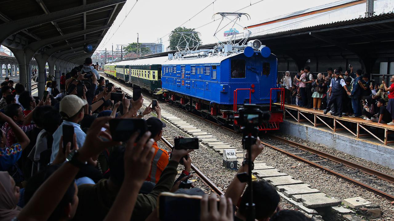 FOTO: Penampakan Kereta Listrik Pertama RI Ramaikan Parade 100 Tahun Operasional KRL di Indonesia