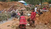 Pasukan merah Polda Gorontalo dikerahkan dengan menggunakan K-9 atau Detasemen Anjing Pelacak untuk mencari jejak korban longsor tambang Suwawa (Arfandi Ibrahim/Liputan6.com)