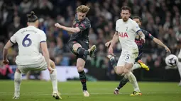 Gelandang Manchester City, Kevin De Bruyne (tengah) melepaskan tendangan ke gawang Tottenham Hotspur pada laga tunda pekan ke-34 Liga Inggris 2023/2024 di Tottenham Hotspur Stadium, London, Selasa (14/5/2024). (AP Photo/Kin Cheung)