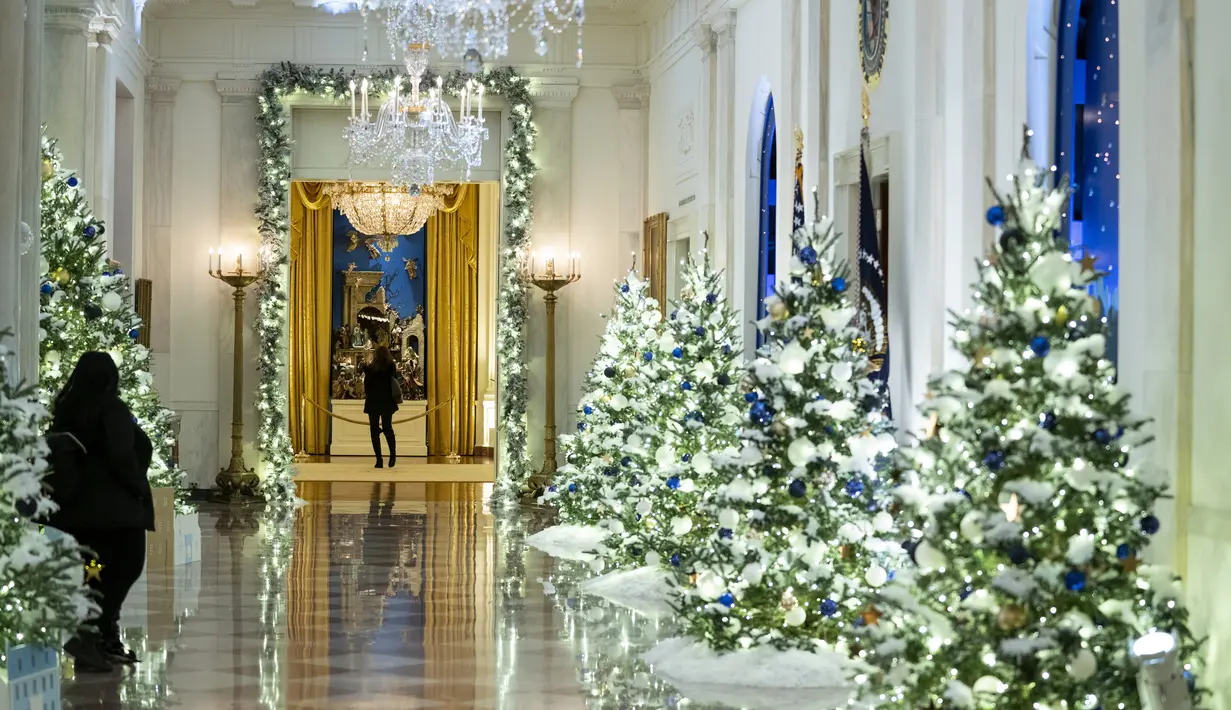 The Cross Hall didekorasi untuk musim liburan selama pratinjau pers dekorasi Natal Gedung Putih, di Washington, Senin (29/11/2021). Ibu Negara AS Jill Biden meluncurkan dekorasi liburan Gedung Putih 2021 dengan tema “Gifts from the Heart”. (AP Photo/Evan Vucci)