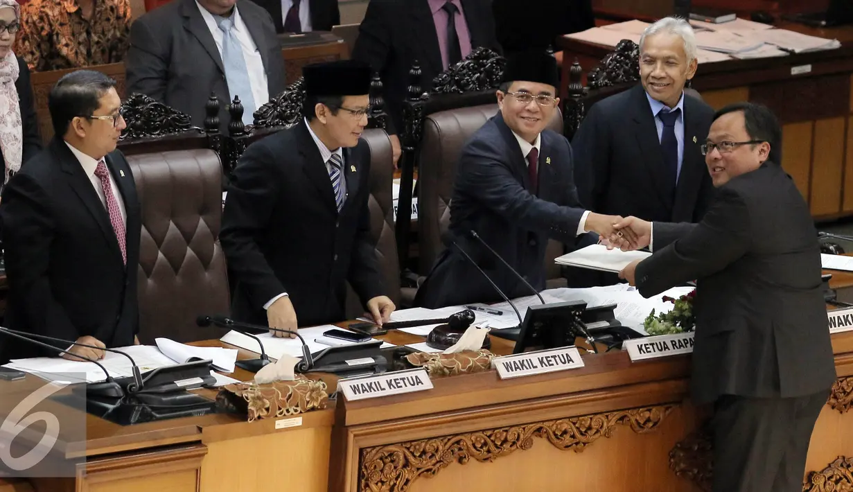 Menkeu Bambang Brodjonegoro menyerahkan pandangan akhir pemerintah terkait RUU Pengampunan Pajak (Tax Amnesty) dan RAPBNP 2016 kepada Ketua DPR Ade Komarudin (kedua kanan), Jakarta, Selasa (28/6). (Liputan6.com/Johan Tallo)