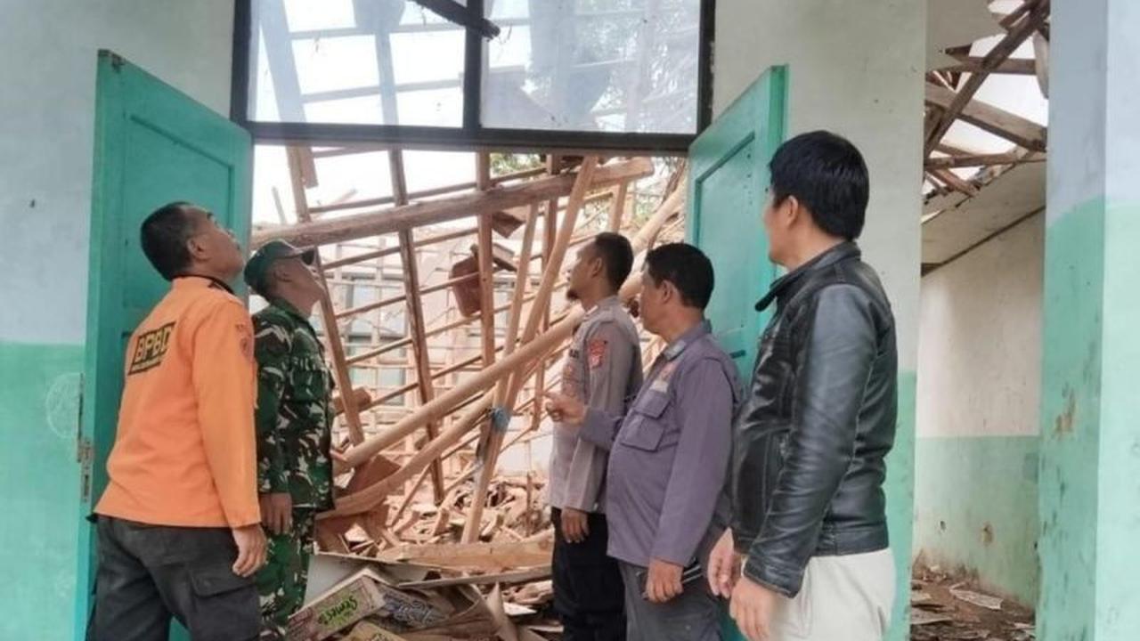 Ruang Kelas SMPN 1 Peundeuy Ambruk, Beruntung Tidak Ada Korban Jiwa Saat Libur Sekolah