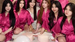 Beberapa rekan dekat yang ikut memeriahkan bridal shower ini adalah Meyden, Chateez, hingga Vonzy. Mereka tampil penuh semangat, memperlihatkan kekompakan dan kehangatan di setiap foto yang diabadikan. Tak heran, momen ini menjadi perbincangan hangat di media sosial. (Liputan6.com/IG/@anisarahim)