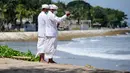 Umat Hindu berdoa saat upacara Melasti menjelang Hari Raya Nyepi Tahun Baru Saka 1943 di Pantai Kuta, Bali (11/3/2021).  Hari Raya Nyepi tahun ini jatuh pada tanggal 14 Maret 2021. (AFP/Sonny Tumbelaka)