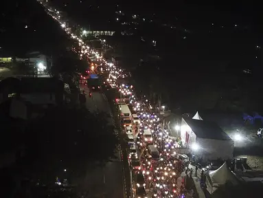 Foto udara saat pemudik melintas di posko penyekatan mudik di Kedungwaringin, Kabupaten Bekasi, Jawa Barat, Minggu (9/5/2021). H-3 jelang Idul Fitri petugas gabungan TNI, Polri, Dishub dan Satpol PP memperketat penjagaan pemudik di perbatasan Kabupaten Bekasi-Karawang. (Liputan6.com/Herman Zakharia)