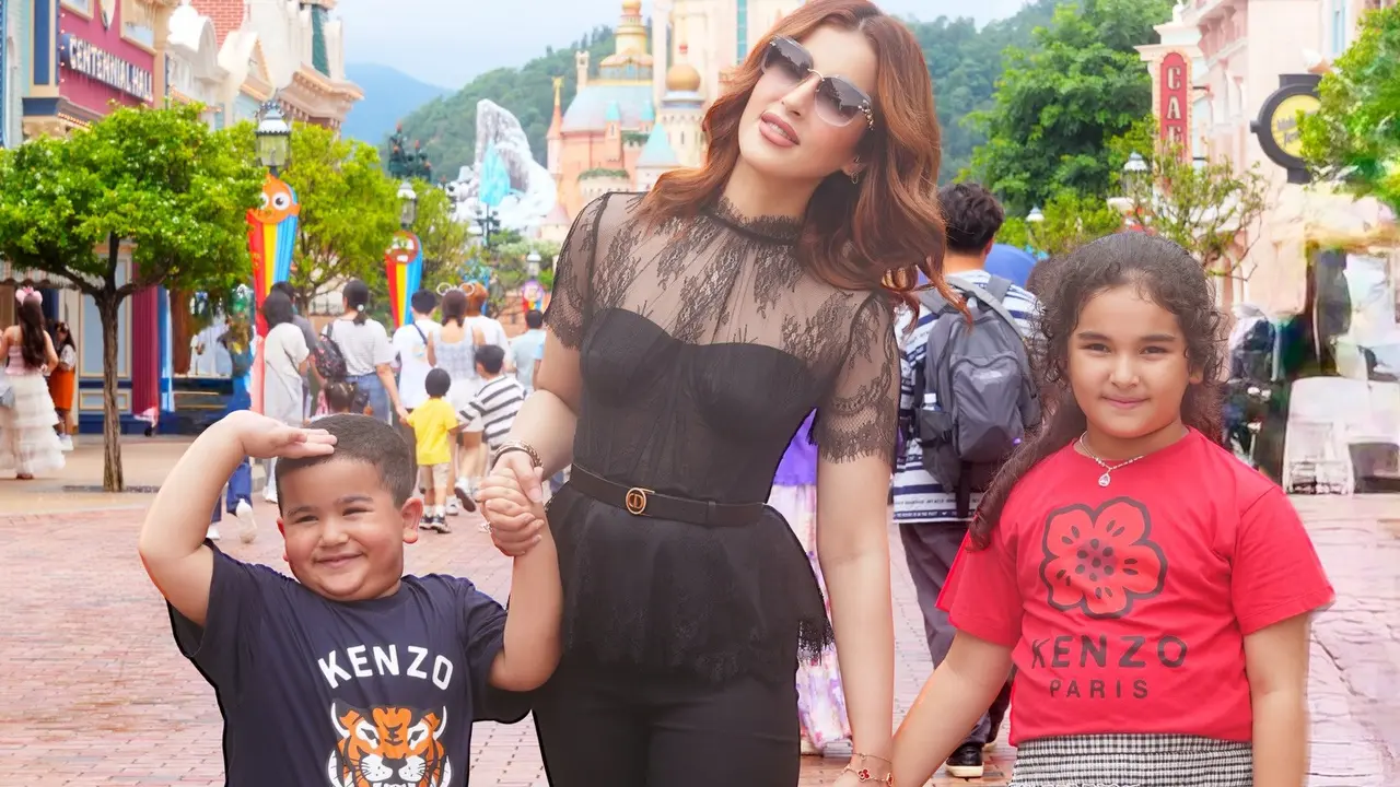 Gaya Serba Hitam Tasya Farasya Ajak Anak Liburan ke Disneyland Hong Kong, Putrinya Jadi Princess