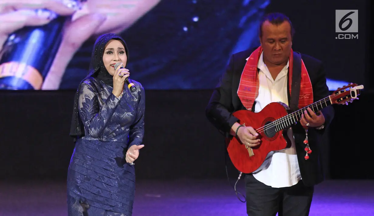 Penyanyi lawas, Dian Piesesha dalam konser bertajuk 'In Memoriam, Perjalanan Sang Legenda' di Taman Ismail Marzuki (TIM), Jakarta, Kamis (23/11). Konser untuk mengenang kiprah penyanyi legendaris Benny Panjaitan. (Liputan6.com/Herman Zakharia)