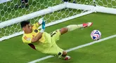 Kiper Inter Miami, Oscar Ustari, berusaha menghalau bola saat melawan Al Ahly pada pertandingan pembuka Grup A Piala Dunia Antarklub 2025 di Hard Rock Stadium pada Minggu (15/6/2025).