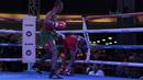 Frans Damur keluar dari ring saat menghindari pukulan Jon Jon Jetz pada kelas Flyweight Mahkota Boxing Super Series di Cilandak Town Square, Jakarta (10/3/2018). Jon Jon Jetz menang angka mutalak atas Frans. (Bola.com/Nick Hanoatubun)