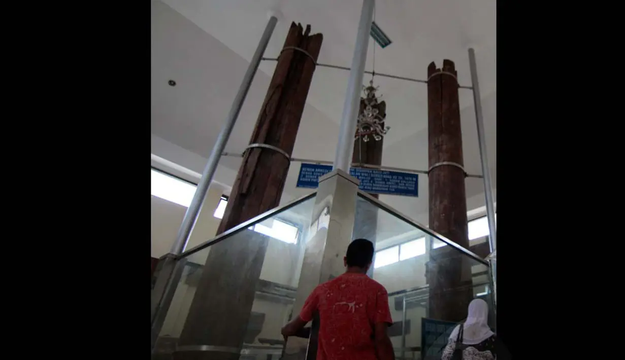 Di kompleks masjid terdapat sebuah museum yang menyimpan berbagai benda peninggalan yang masih asli, salah satunya tiang penyangga atau soko guru (Liputan6.com/Isna Setyanova) 