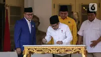 Dalam kesempatan ini, Cak Imin pun menuturkan bahwa sudah berpuluh-puluh tahun PKB hadir di kancah politik, tetapi baru kali ini berkoalisi dengan PAN. "Sudah berpuluh-puluh tahun bersaudara tapi baru ini berkoalisi," katanya. (Liputan6.com/Faizal Fanani)