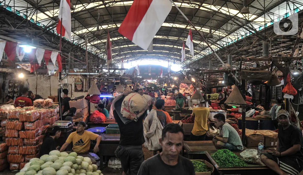 Aktivitas pedagang di Pasar Induk Kramat Jati, Jakarta Timur, Rabu (14/12/2022). Berdasarkan data Pusat Informasi Harga Pangan Strategis (PIHPS) Nasional pada hari ini, sejumlah komoditas menunjukkan kenaikan. (merdeka.com/Iqbal S. Nugroho)