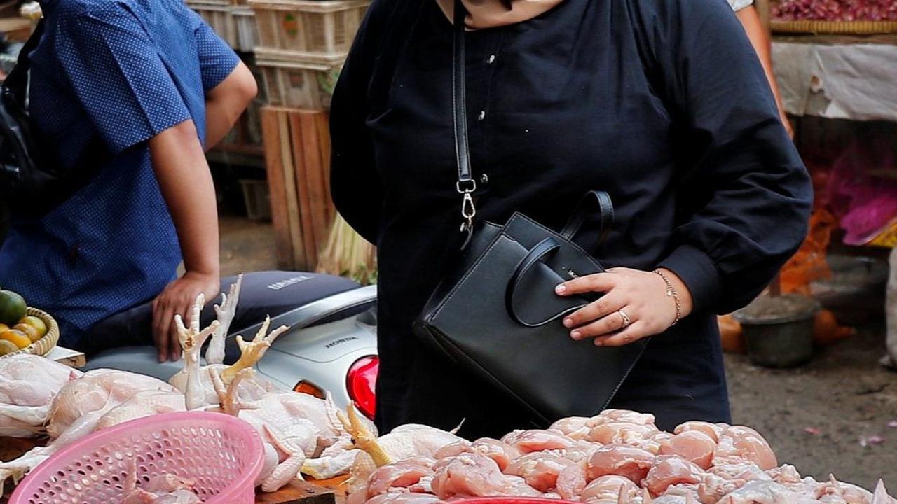 Dinas Ketahanan Pangan, Kelautan dan Pertanian (KPKP) DKI Jakarta berupaya menstabilkan harga ayam potong di pasaran.