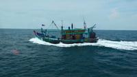 Kementerian Kelautan dan Perikanan (KKP), kembali menangkap satu kapal ikan pelaku illegal fishing berbendera Malaysia di Wilayah Pengelolaan Perikanan Negara Republik Indonesia (WPPNRI) 571, Selat Malaka, pada Minggu (26/9/2021). (Liputan6.com/ Ajang)