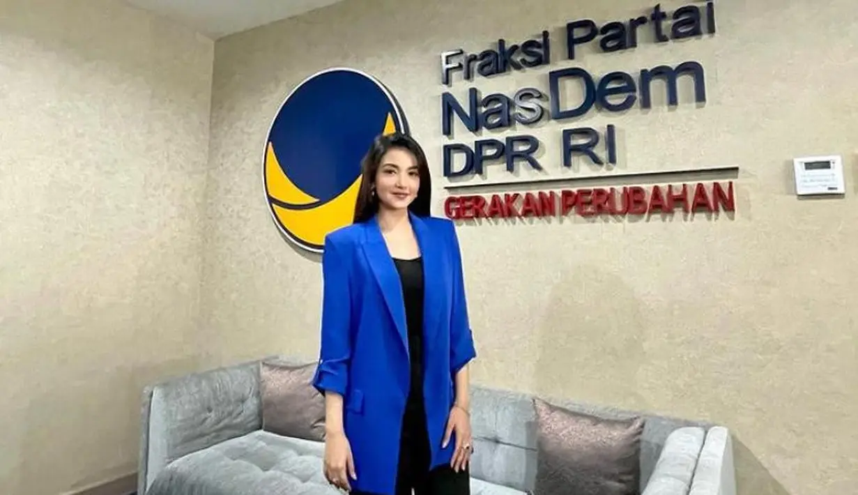 Simple tapi elegan, Tsania memadukan blazer biru dengan top hitam dan celana panjang warna senada.  (Instagram/tsaniamarwa54).