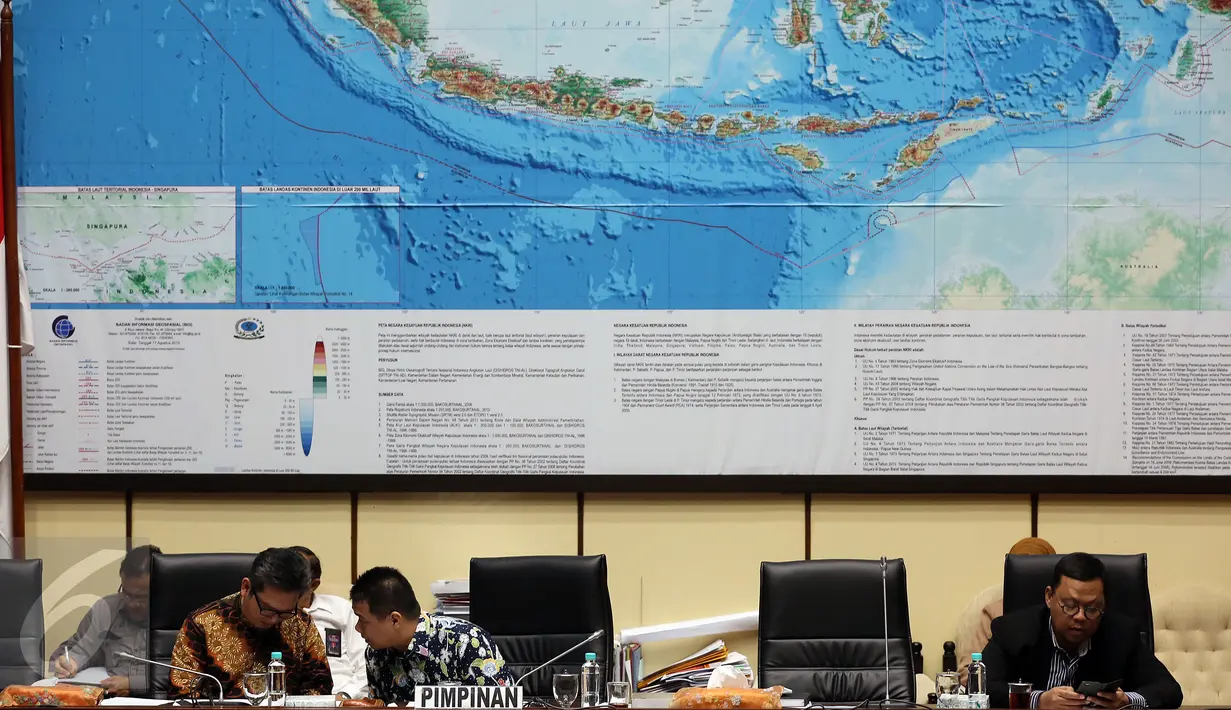 Wakil Ketua Komisi II DPR Ahmad Riza Patria (tengah) memimpin Rapat Dengar Pendapat Umum (RDPU) Komisi II DPR RI dengan Tim Seleksi (Timsel) Calon Anggota KPU dan Bawaslu RI, di komplek parlemen, Jakarta, Kamis (20/3). (Liputan6.com/JohanTallo)