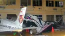 Puing pesawat latih yang jatuh di Bandara Tunggul Wulung, Cilacap, Jawa Tengah, Selasa (20/3). Pesawat latih tersebut dipiloti oleh Kolonel Penerbang M.J. Hanafie. (Liputan6.com/HO)