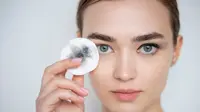 Bersihkan kesalahan yang ada dengan micellar water ketika membuat floating eyeliner. (Foto: Freepik)