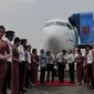 CEO Lion Group, Edward Sirait (Berbatik Biru) Mengalungkan Bunga kepada dua kapten yang membawa pesawat baru Lion Air Boeing 737 800 NG di Terminal 1 Bandara Soekarno Hatta, Tangerang, Rabu (19/8/2015). (Liputan6.com/Johan Tallo)