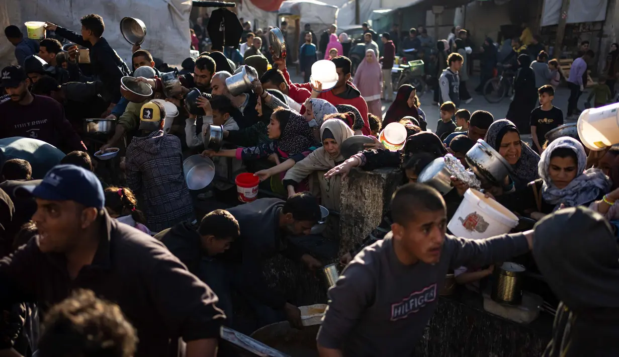 <p>Lebih dari 1,2 juta orang Palestina mengungsi di Rafah. (AP Photo/Fatima Shbair)</p>