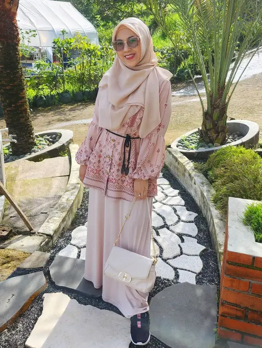 Perbedaan usia bukan jadi penghalang Mark Sungkar dan Santi untuk saling menerima satu sama lain. 
 [Instagram/santiasokamala]