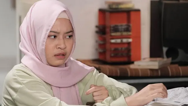 6 Potret Hanggini saat Berhijab, Tampil Beda dalam Series Ustad Milenial
